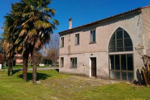 Casa indipendente con ampio giardino in centro