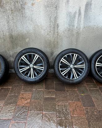 Cerchi in lega originale VW con gomme 235/55 R18