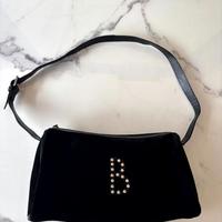 Borsa nera in suede e similpelle con dettaglio “B”