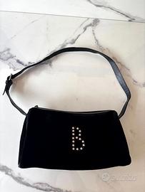Borsa nera in suede e similpelle con dettaglio “B”