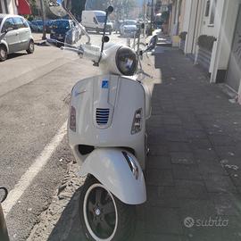 Piaggio Vespa 300 GTS - 2012