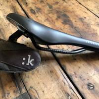 Sella Fizik Antares R5 con vari accessori