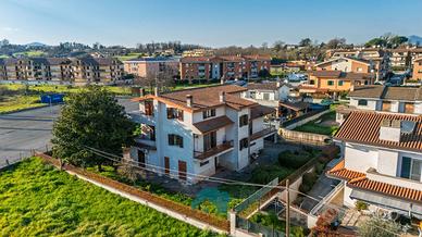 Villa unifamiliare divisa in due unita' abitative