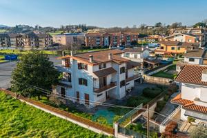 Villa unifamiliare divisa in due unita' abitative