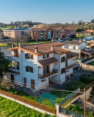 Villa unifamiliare divisa in due unita' abitative