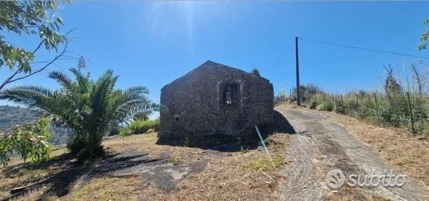 Terreno con fabbricati e rustici Piedimonte Etneo