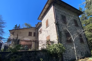 Rustico / Casale di 350 m² con più di 5 locali e b