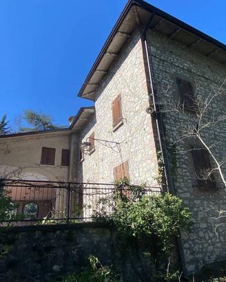 Rustico / Casale di 350 m² con più di 5 locali e b