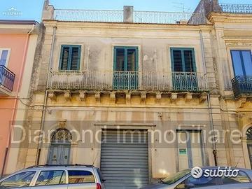 Palazzo storico su tre livelli a piedimonte etneo