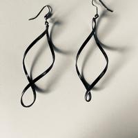 Orecchini lunghi in metallo grigio