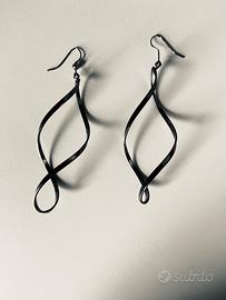 Orecchini lunghi in metallo grigio