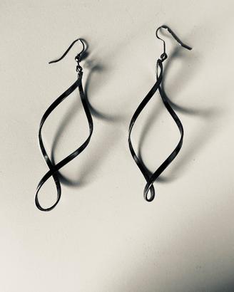 Orecchini lunghi in metallo grigio