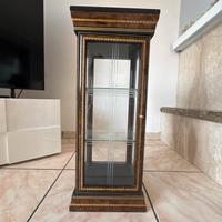 vetrina in legno con dettagli in vetro e specchio.