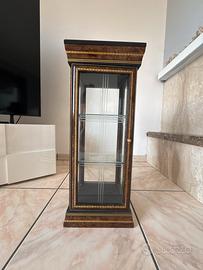 vetrina in legno con dettagli in vetro e specchio.