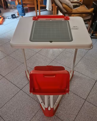 tavolo con lavagnetta