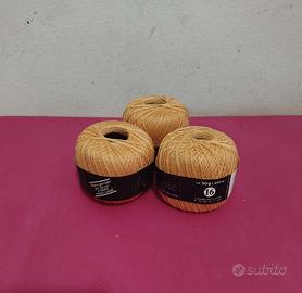 Gomitoli cotone uncinetto nuovo mai utilizzato. 