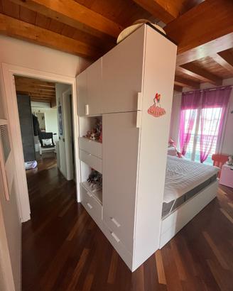 Armadio agganciato al letto di una piazza e mezzo