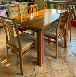 Tavolo da pranzo in legno con sedie