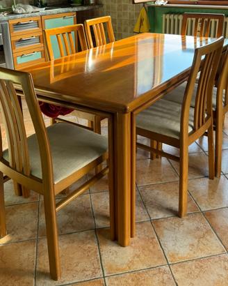 Tavolo da pranzo in legno con sedie