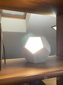 Lampada da tavolo in cemento brutalista