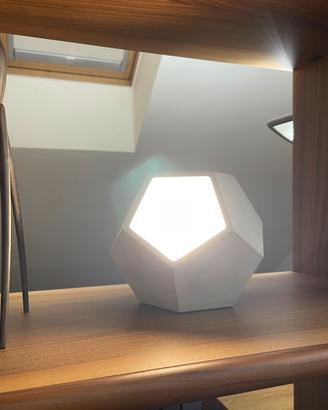 Lampada da tavolo in cemento brutalista