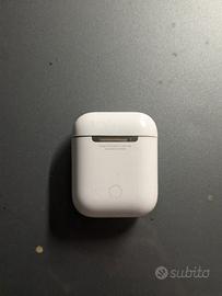 Apple Pods destro con custodia di ricarica