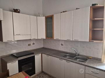 Cucina con elettrodomestici