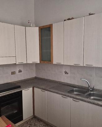 Cucina con elettrodomestici