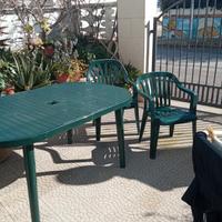 tavolo allungabile in resina robusto con 4 sedie 