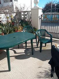 tavolo allungabile in resina robusto con 4 sedie 