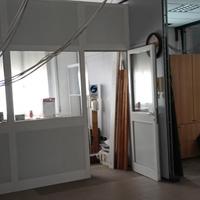 ufficio pannello divisorio con porta e vetrate