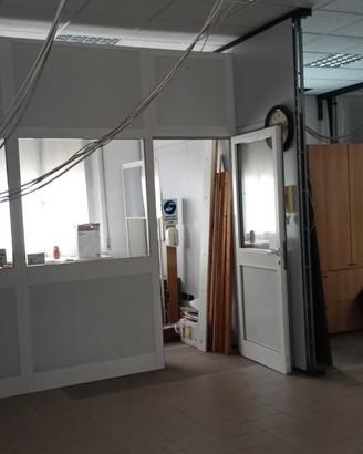 ufficio pannello divisorio con porta e vetrate