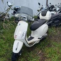 Vespa Sprint 50 4T -bianca- con bauletto originale