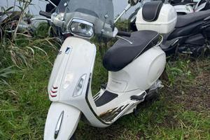 Vespa Sprint 50 4T -bianca- con bauletto originale