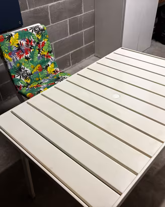 Tavolo da giardino in metallo con sedie pieghevoli