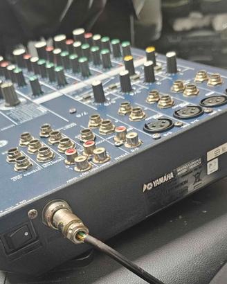 Mixer audio yamaha 82cx