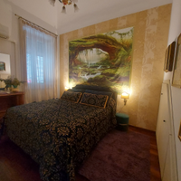 Luminosa camera in elegante appartamento