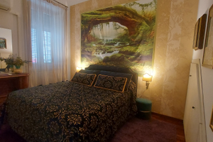 Luminosa camera in elegante appartamento