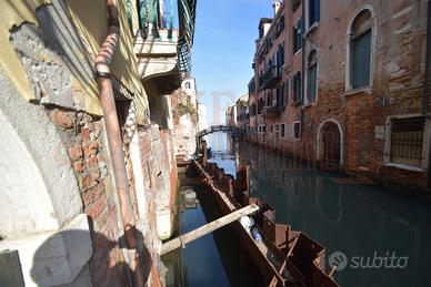 Magazzino a santi Apostoli