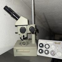 Microscopio da laboratorio vintage e set oculari