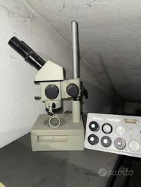 Microscopio da laboratorio vintage e set oculari