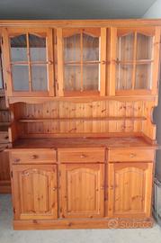 Splendida credenza con vetrina in legno massello.