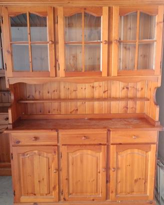 Splendida credenza con vetrina in legno massello.