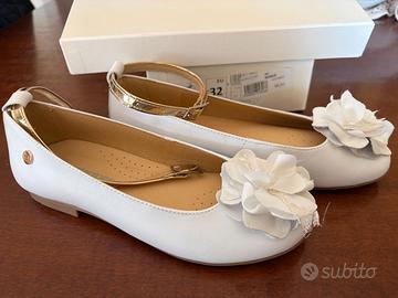Ballerine bianche  con fiore e cinturino  n°32