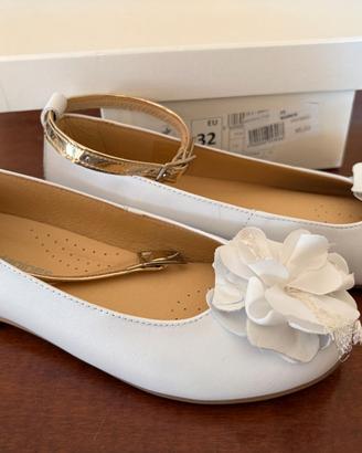 Ballerine bianche  con fiore e cinturino  n°32