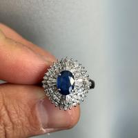 Anello con zaffiro e diamanti