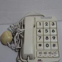 Telefono fisso con tasti e numeri giganti.