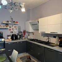 Cucina completa con lampadario e madia