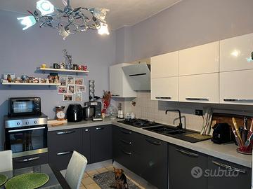 Cucina completa con lampadario e madia