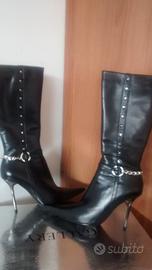 Stivali donna con borchie e tacco alto 